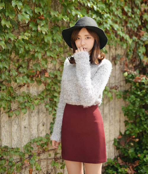 Chọn quần áo phù hợp. Ngay cả khi không trang điểm, nhưng quần áo phù hợp vẫn sẽ giúp bạn hút ánh nhìn của người đối diện. Bạn không nên chọn trang phục theo xu hướng thời trang mà chọn theo tiêu chuẩn của vóc dáng và làn da. Những bộ cánh giúp bạn tôn dáng và tôn da là kiểu trang phục để bạn ghi điểm với người đối diện dù không trang điểm.