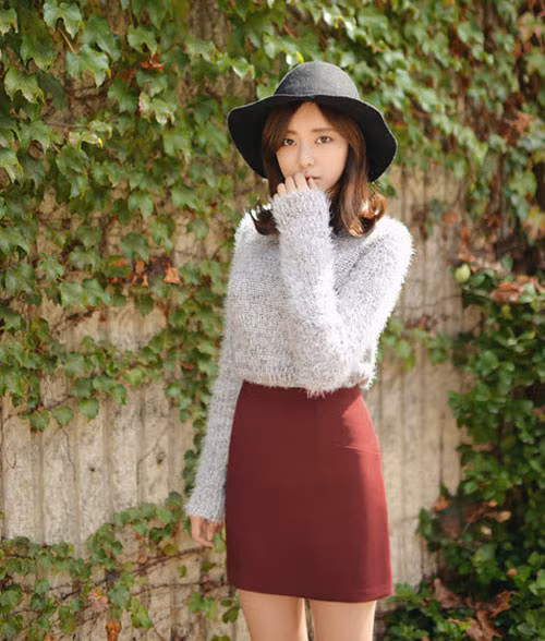 Chọn quần áo phù hợp. Ngay cả khi không trang điểm, nhưng quần áo phù hợp vẫn sẽ giúp bạn hút ánh nhìn của người đối diện. Bạn không nên chọn trang phục theo xu hướng thời trang mà chọn theo tiêu chuẩn của vóc dáng và làn da. Những bộ cánh giúp bạn tôn dáng và tôn da là kiểu trang phục để bạn ghi điểm với người đối diện dù không trang điểm.