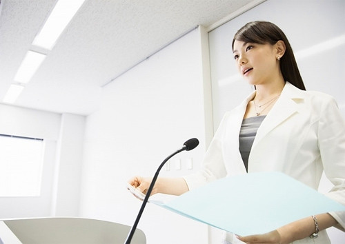 Sự tự tin. Trước tiên bạn hãy tự tin về chính mình, yêu thích những thứ mình đang mặc trên người và đừng bận tâm quá nhiều về chúng. Chính phong thái tự tin đó sẽ giúp bạn trở nên xinh đẹp với người đối diện mà không cần phải make-up hay chuẩn bị mọi thứ mất nhiều thời gian.