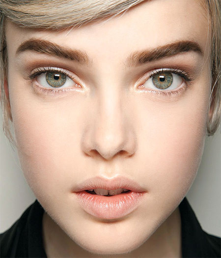 Kẻ lông mày đậm. Trào lưu này được phái đẹp ưa chuộng bởi độ đậm của chân mày giúp gương mặt sáng và sắc nét hơn. Đây thường là lựa chọn dành cho những nàng sở hữu khuôn mặt to. Cách trang điểm này không mới nhưng luôn hấp dẫn nữ giới bởi nó tạo điểm nhấn hiệu quả trên khuôn mặt. Khi kẻ lông mày đậm, các nàng nên tiết chế tông trang điểm.