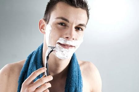 Lưu ý khi cạo râu. Trước khi cạo râu bạn nên kiểm tra lưỡi dao cạo để đảm bảo dạo cạo thật sắc, giúp cho việc cạo râu được dễ dàng không gây tổn thương cho da. Nên thường xuyên thay lưỡi dao cạo. Đừng quên rửa mặt thật sạch trước khi cạo râu.