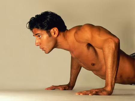 Tập thể dục. Một trong những dấu hiệu của lão hóa da ở nam giới là các cơ bị chảy xệ. Vì vậy, để chống lão hóa việc bạn cần làm là là thường xuyên tập thể dục hằng ngày để giữ da được săn chắc.