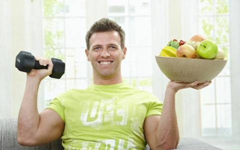 Quan tâm tới chế độ ăn uống. Bên cạnh đó, bạn cũng cần duy trì thói quen ăn uống khoa học, giàu chất xơ, hạn chế chất béo có hại để cung cấp và bổ sung những dưỡng chất thiết yếu cho làn da. Những loại thực phẩm cung cấp nhiều chất xơ thiết yếu là rau xanh, trái cây và củ quả.