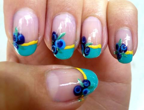 Trang điểm móng: nên chọn mẫu móng tay đơn giản, không quá cầu kì và thêm một lớp sơn bóng để tạo nét tao nhã và nhẹ nhàng cho diện mạo của bạn.