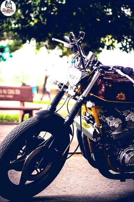 Tay lái ADV thế chỗ tay lái nguyên bản để tạo vẻ thể thao và sự thoải mái hơn cho người điều khiển xe. Đồng hồ cũng được thay bằng loại nhỏ hơn. Sau khi độ, phần mũi xe thay đổi hoàn toàn, với bộ đèn pha nguyên bản được thay bằng đèn hình tam giác khá lạ và đẹp mắt.