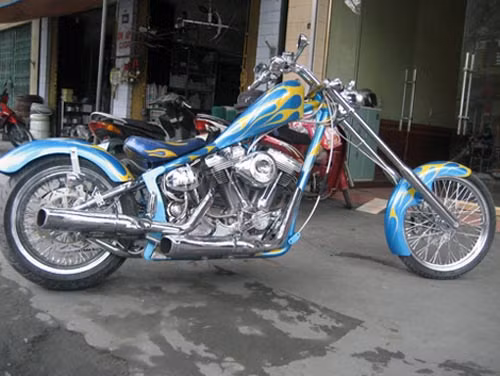 Mẫu chopper Harle Artis sử dụng động cơ S&amp;S nổi tiếng được một người mê xe đưa về Quảng Ninh. Harle Artis có tổng trọng lượng 360 kg.