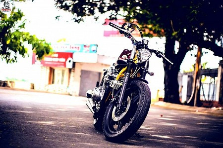 Hệ thống treo được giữ nguyên bản, nhưng khung xe có một số thay đổi cho phù hợp với các bộ phận còn lại. Gara đã chọn khung màu vàng, làm nổi nên các chi tiết màu đen và bình xăng gò tay sơn màu đỏ.