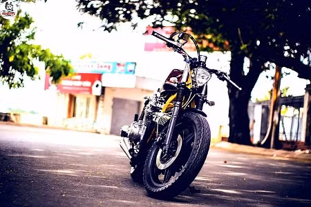 Hệ thống treo được giữ nguyên bản, nhưng khung xe có một số thay đổi cho phù hợp với các bộ phận còn lại. Gara đã chọn khung màu vàng, làm nổi nên các chi tiết màu đen và bình xăng gò tay sơn màu đỏ.