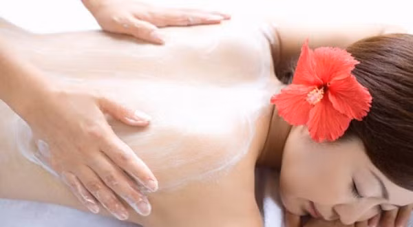 Tắm trắng da toàn thân. Yến mạch có chứa nhiều chất xơ, axit amino, vitamin B, E và các dưỡng chất cần thiết cho da. Bột yến mạch có khả năng làm sạch da, khắc phục một số dị ứng trên da, dưỡng ẩm và trị mụn. Bột yến mạch lưu lại trên da nuôi dưỡng và tái tạo da, giúp kìm hãm quá trình lão hóa, xóa mờ vết thâm, làm da trắng sáng mịn màng.