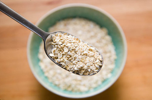 Làm mịn da và "trị" mụn đầu đen. Trộn bột yến mạch cùng lòng đỏ trứng, tùy vào lượng bột yến mạch mà bạn sẽ điều chỉnh số lòng trứng cho phù hợp để tạo thành hỗn hợp như mặt nạ. Đắp hỗn hợp này lên mặt, đợi khoảng 20 phút cho mặt nạn khô, sau đó rửa sạch mặt bằng nước ấm. Bạn có thể đắp hỗn hợp mặt nạ này 2 lần/tháng để trị mụn đầu đen và làm mềm mịn da.