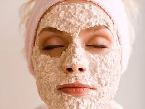 Tẩy trắng da. Yến mạch còn có tác dụng tẩy trắng da an toàn cho các bạn gái. Cho lòng trắng trứng, sữa chua và mật ong vào bát, đánh đều lên đến khi nổi bọt. Trộn bột yến mạch vào nước để chúng nở ra, sau đó trộn hỗn hợp lòng trắng trứng, sữa chua, mật ong vào bát bột yến mạch. Đắp lên mặt, đợi từ 20 - 30 phút cho mặt nạ khô hẳn, rửa lại mặt bằng nước ấm. Với loại mặt nạ, bạn có thể cho vào tủ lạnh để dùng dần.