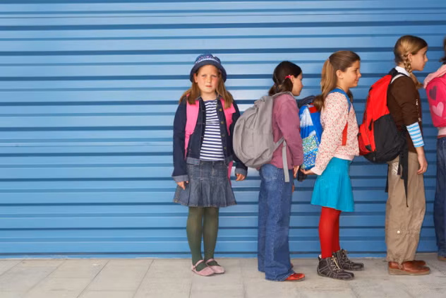 Đeo balo nặng. Thường xuyên đeo ba lô với trọng lượng quá tải sẽ làm cho trẻ bị đau lưng, đau cổ và về lâu dài có thể làm cho cột sống bị cong.