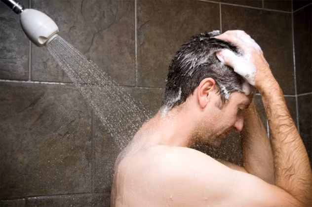 Tắm vòi hoa sen nhiều lần trong ngày. Tắm bằng vòi hoa sen rất dễ hít phải mangan thoát ra từ trong nước. Một lượng nhỏ chất này khi xâm nhập vào não có thể gây tổn thương hệ thần kinh trung ương. Mặc dù lượng mangan trong nước sinh hoạt được kiểm soát, song không ai biết được hậu quả lâu dài của việc hít phải mangan bốc hơi khi xả vòi hoa sen.