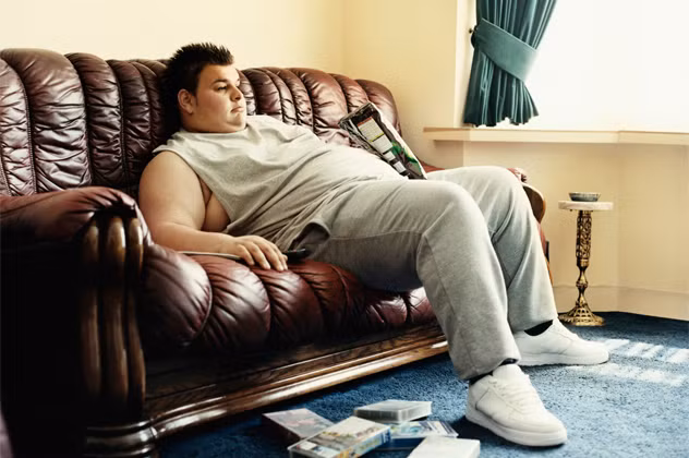 Ngồi nhiều. Theo một nghiên cứu, những người trưởng thành dành hơn bốn giờ đồng hồ mỗi ngày để ngồi trước truyền hình thì sẽ có nguy cơ tử vong do bệnh tim mạch tăng 80% so với những người ngồi xem tivi ít hơn 2 giờ. Nguy cơ này là hoàn toàn độc lập và không phụ thuộc hay liên quan đến các yếu tố nguy cơ khác như hút thuốc hay chế độ ăn uống.