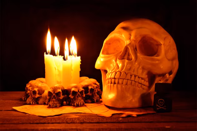 Đốt nến. Theo các nhà khoa học Mỹ, khói tỏa ra từ các ngọn nến có thể ẩn chứa các chất độc liên quan với căn bệnh ung thư, hen suyễn hay eczema. Theo các nhà khoa học, một ngọn nến đơn lẻ không đủ sức gây hại nhưng chúng ta nên tránh thắp nó suốt cả ngày trong phòng tắm và các loại phòng kín, không có sự thông gió.