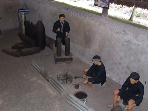 1. Địa đạo Củ Chi, Việt Nam trước kia từng là nơi trú ẩn của người dân Củ Chi cũng như các chiến sĩ cách mạng trong cuộc chiến tranh Việt Nam. Khu nhà ở, bệnh viện, đường tiếp tế, khu vực kho hàng và thậm chí một chiếc xe tăng đã được phát hiện ở khu địa đạo này.