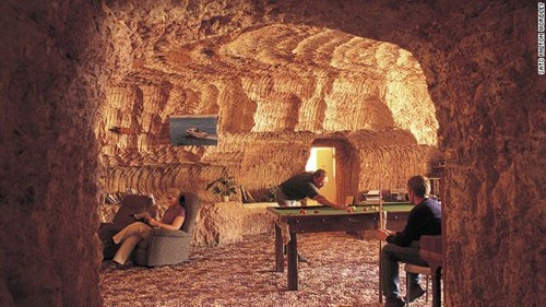 2. Thị trấn ngầm Coober Pedy, Nam Australia. Do nhận được ít ánh sáng mặt trời trong năm, vì thế hầu hết 3.000 cư dân ở đây thường thích sống và làm việc trong lòng đất, nơi có các công trình như nhà thờ, hàng ăn, khách sạn và cửa hiệu buôn bán.