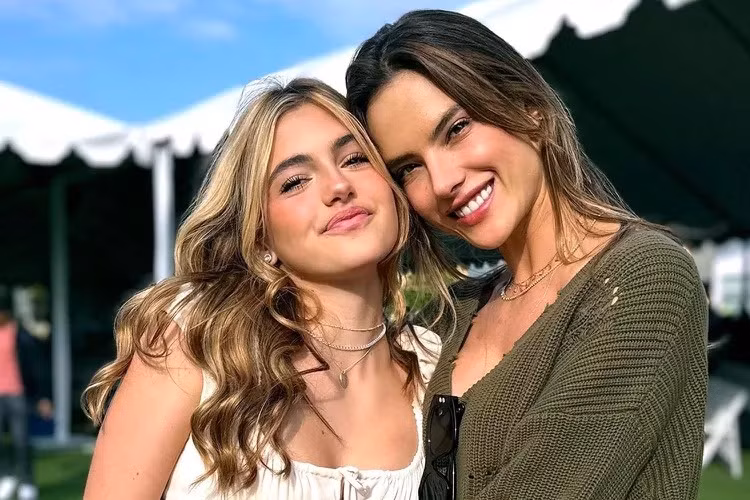 De con gai chung dien goi cam, sieu mau Alessandra Ambrosio bi phan nan