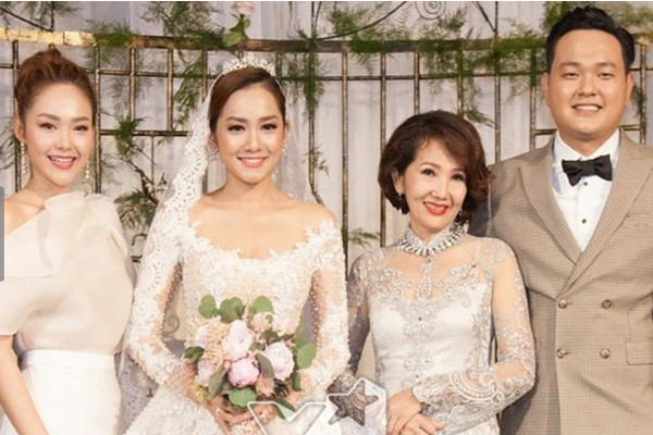 Ở độ tuổi 12-13, Minh Hằng ngày ngày đều phải phụ giúp mẹ buôn bán quần áo cũ, làm việc nhà, tự tay dọn dẹp tiệm đồ si. Một kí ức tuổi thơ khiến nữ diễn viên nhớ mãi đó chính là việc 3 mẹ con cô phải liên tục chuyển từ căn nhà thuê này đến căn nhà thuê khác. Có lúc, mẹ Minh Hằng mở một quán cơm nhỏ và nữ diễn viên phải trở thành "nhân viên" bất đắc dĩ. Từng trải qua những ngày tháng vất vả nên đó càng là động lực để cô nỗ lực không ngừng trong sự nghiệp. Giờ đây, nữ diễn viên Bẫy Ngọt Ngào đã gặt hái được nhiều thành công và sở hữu khối tài sản khủng.