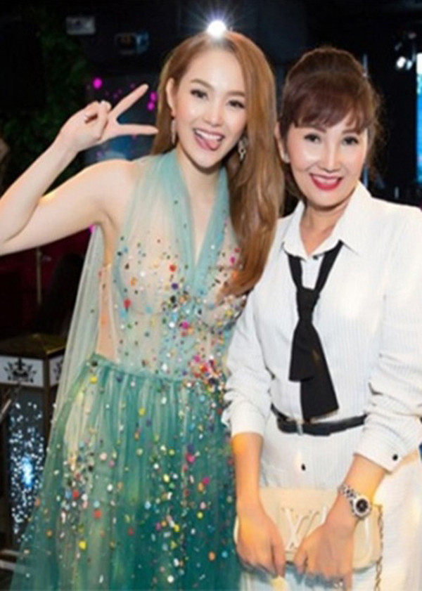 Được biết trước đây, gia đình Minh Hằng từng có quá khứ khó khăn. Ba mẹ nữ diễn viên ly hôn từ khi cô còn khá nhỏ. Sau khi gia đình tan vỡ, Minh Hằng và em trai sống cùng với mẹ trong căn nhà thuê. Mẹ ruột Minh Hằng mở tiệm đồ si, vất vả đi bán quần áo cũ để nuôi 2 con.