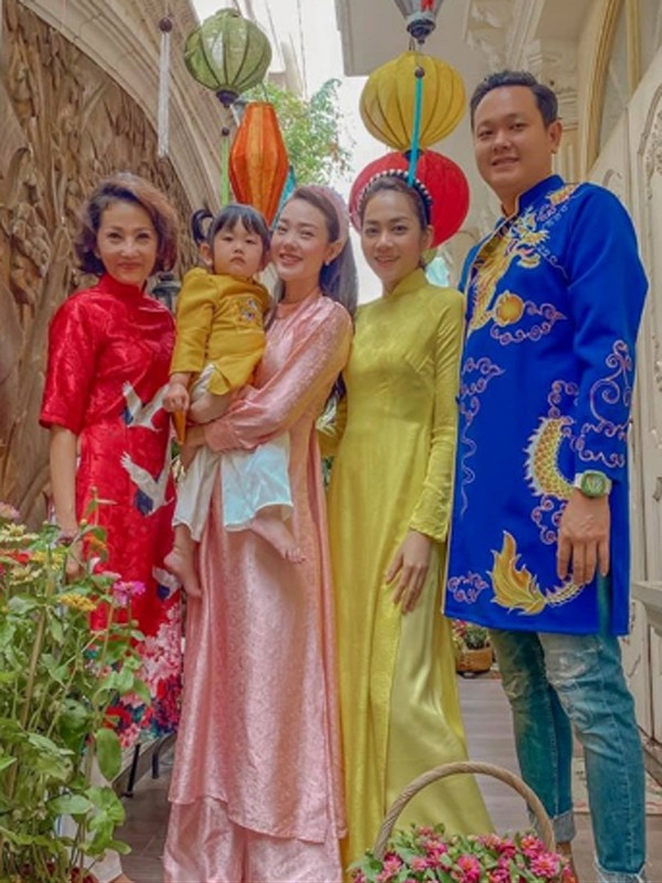 Cô trở thành trụ cột trong gia đình kể từ khi nổi tiếng. Trong đám cưới của em trai, Minh Hằng đã thay mẹ tặng hẳn một căn nhà. Việc nữ ca sĩ tặng một căn nhà cho em trai cũng không quá khó hiểu, đặc biệt là cô có thể chi trả được bằng số tiền kiếm từ sự nỗ lực và cố gắng của chính mình.