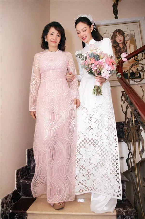 Đặc biệt, trong hôn lễ của con gái, mẹ ruột Minh Hằng càng gây ấn tượng bởi trang phục pastel trang nhã.