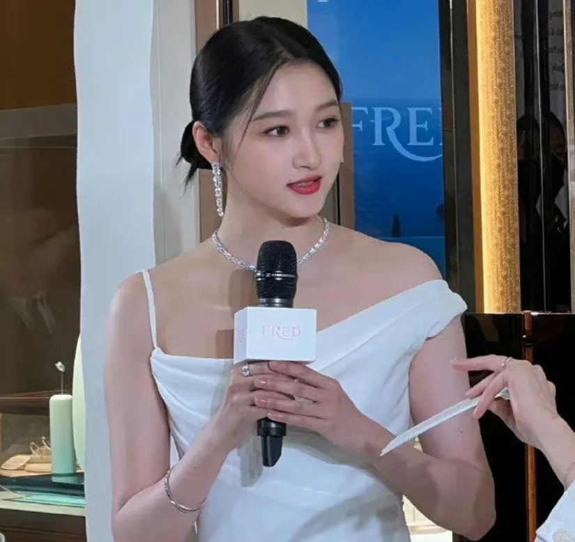 Theo QQ, bộ váy màu trắng khiến Quan Hiểu Đồng lộ khuyết điểm bờ vai to. Với trang phục này, vẻ ngoài của cô cũng trở nên kém thanh thoát.