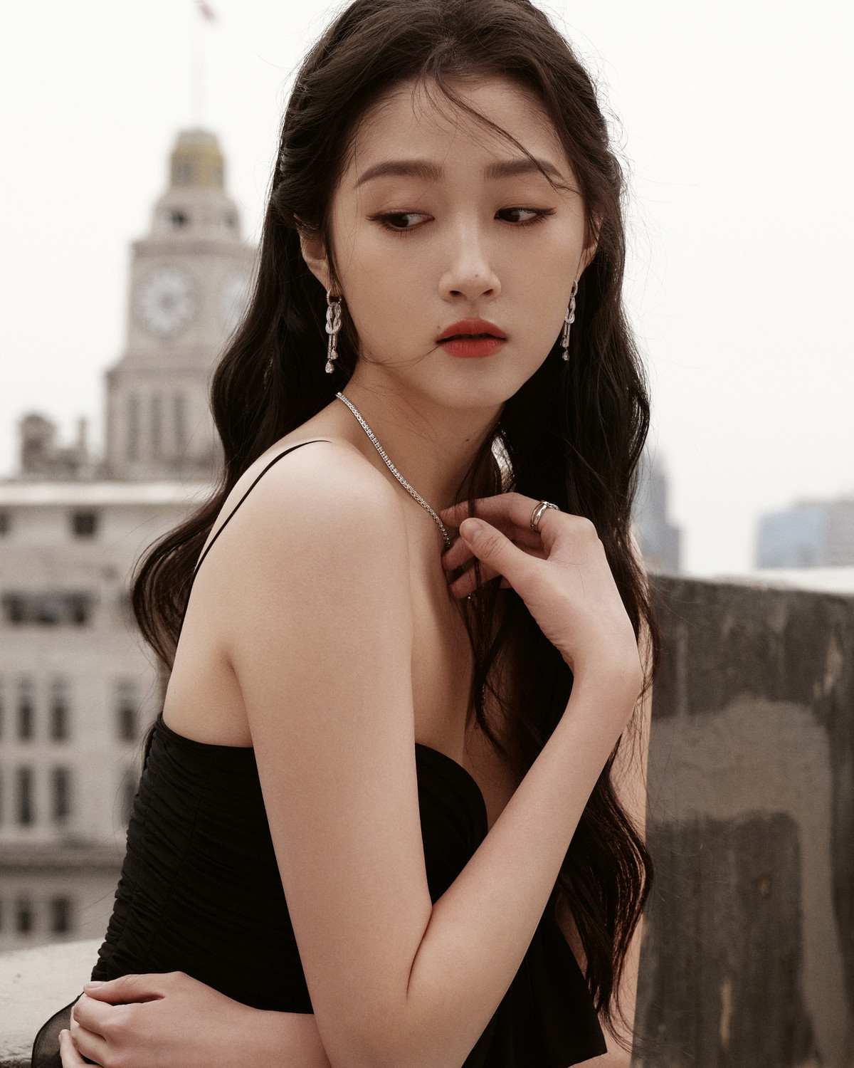 Ngoài ra, Quan Hiểu Đồng vướng vào lùm xùm kiện tụng do có hành vi làm ăn gian dối, kém uy tín trong kinh doanh trà sữa. Nữ diễn viên cũng thường xuyên nhận quảng cáo cho các nhãn hàng bình dân, kém chất lượng. "Quan Hiểu Đồng đang bào mòn danh tiếng của bản thân để bán những sản phẩm chưa qua kiểm nghiệm rõ ràng", QQ nhận định. Ảnh: QQ, Sina.