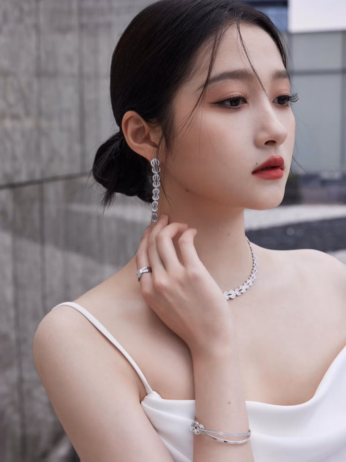 Ở những hình ảnh đã qua chỉnh sửa, gương mặt của Quan Hiểu Đồng thon gọn, sắc nét hơn. Trong bức hình chụp góc nghiêng, nhan sắc của cô vẫn rất nổi bật.