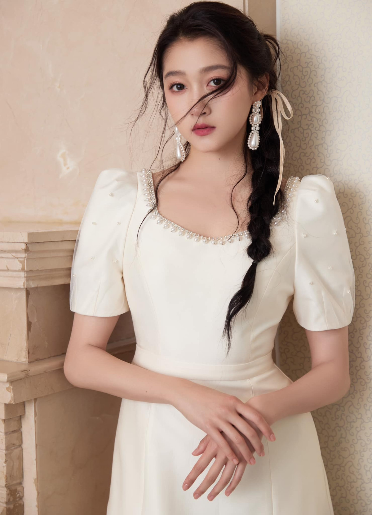 Tuy nhiên, stylist nhiều lần lựa chọn trang phục che lấp đi những ưu điểm của nữ diễn viên. Thậm chí, Quan Hiểu Đồng có lần trang điểm mặt trắng toàn phấn khi tham gia sự kiện. Ảnh: QQ, Sina.