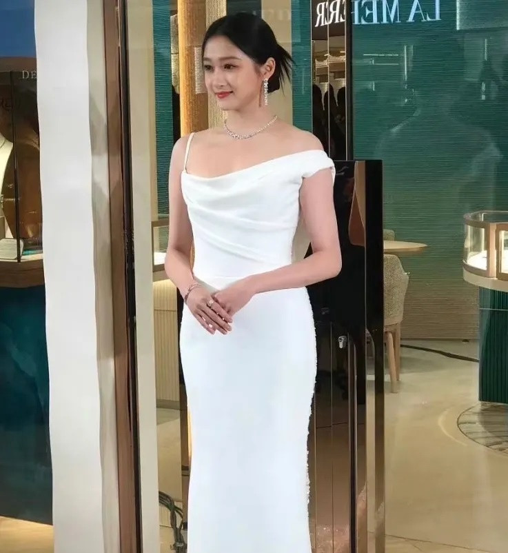 Tuy nhiên, "con gái quốc dân Trung Quốc" không được đánh giá cao, mà bị chê cả về phong cách lẫn biểu cảm. Ảnh: QQ, Sina.