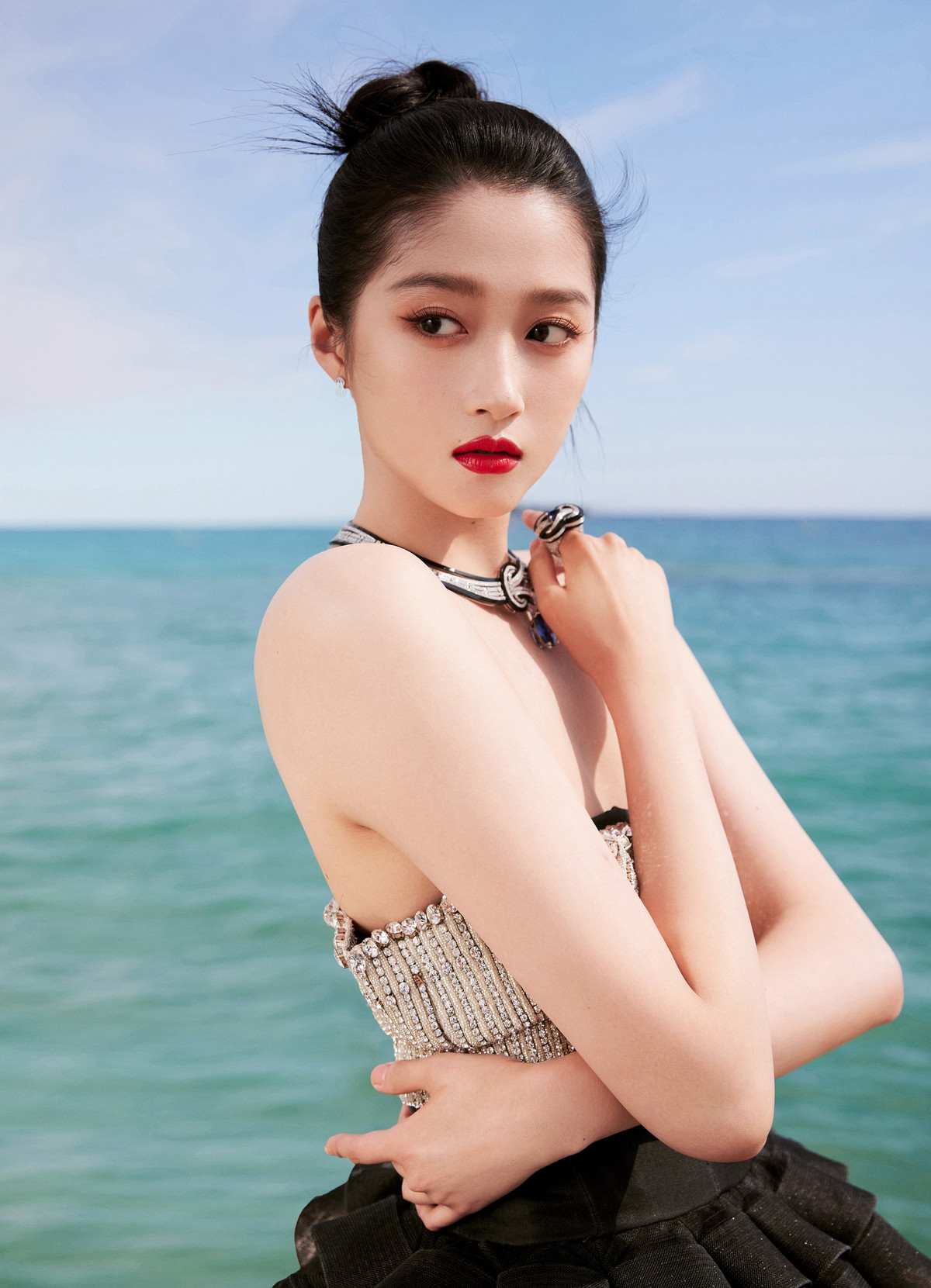 QQ bình luận ưu điểm hình thể của Quan Hiểu Đồng là vóc dáng cao, đôi chân dài thẳng tắp.