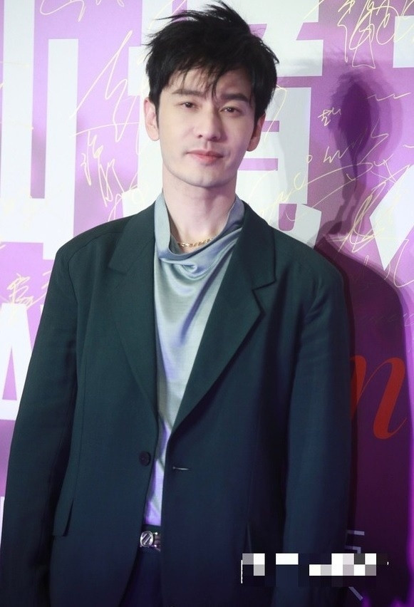 Huỳnh Hiểu Minh nói không với thực phẩm có tinh bột và chất béo. Mỗi khi đói, nam diễn viên uống nước cầm hơi, chứ không ăn thêm bữa phụ.