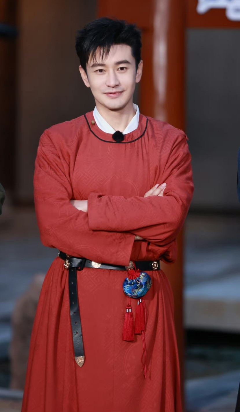 Về đời tư, Huỳnh Hiểu Minh công bố ly hôn Angelababy vào đầu năm 2022. Sau đó, anh hẹn hò người mẫu Diệp Kha nhưng sớm chia tay. Hiện tại, tài tử qua lại với cựu diễn viên Triệu Sĩ Cẩn.