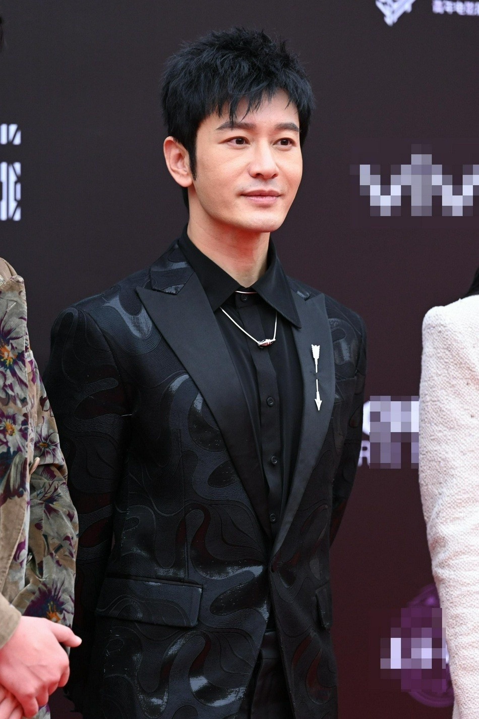 Tài tử cũng từng có thời điểm tụt dốc diện mạo vì ép cân cực đoan để đóng phim vào năm 2021. Chế độ ăn kiêng của anh chỉ gồm hai miếng bắp, bốn quả trứng, một lát khoai lang và một ít rau luộc cho cả ngày làm việc.