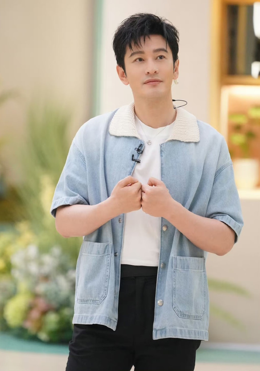 Huỳnh Hiểu Minh sinh năm 1977. Anh là tài tử thuộc thế hệ 7X nổi danh của showbiz Hoa ngữ. Nam diễn viên được biết đến với các phim Thần điêu đại hiệp, Lộc đỉnh ký, Bến Thượng Hải, Bong bóng mùa hè, Bạch phát ma nữ, Bên kia tóc mai không phải hải đường hồng...