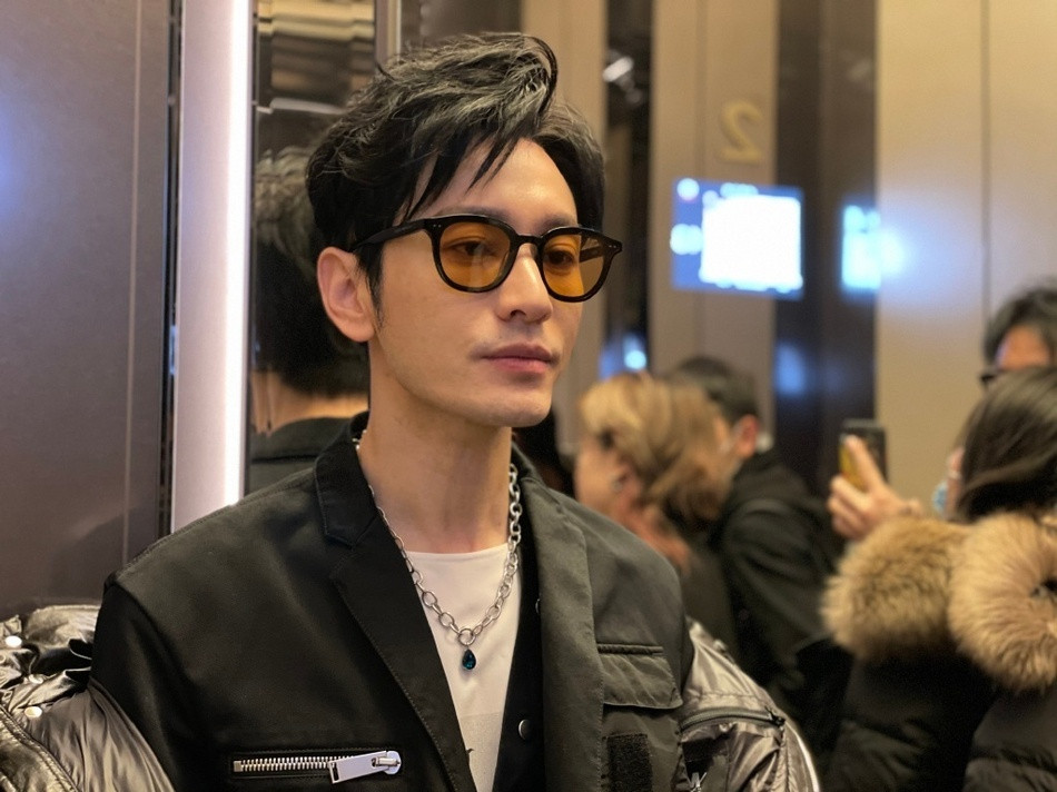 Cân nặng của Huỳnh Hiểu Minh khi đó dưới 60 kg. Anh gánh chịu nhiều hệ lụy sức khỏe như rối loạn tiêu hóa, nhịp tim không ổn định, gương mặt hốc hác, thiếu sức sống. Sau nhiều lần bị khán giả phản ứng tiêu cực, tài tử điều chỉnh chế độ ăn, dần lấy lại được sức khỏe.