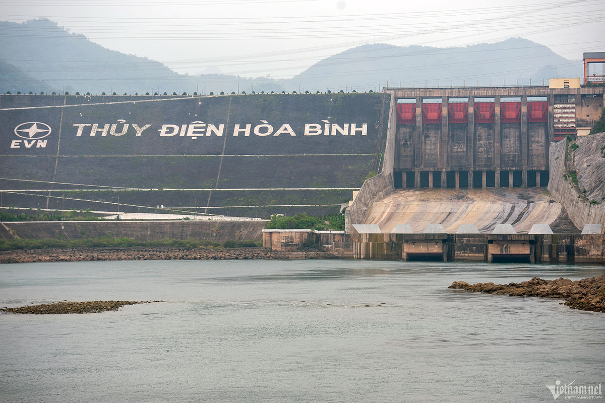 Nắng nóng kéo dài, hồ Hòa Bình tiệm cận mực nước chết. Sông Đà đoạn phía dưới chân đập thủy điện Hòa Bình nước cạn trơ đáy, nhiều tàu bè nằm bất động.