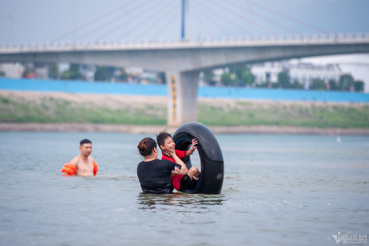 Bình thường, ven bờ nơi đây vốn là địa điểm bơi lội quen thuộc của người dân thành phố Hòa Bình, nhưng dịp này do nước cạn, nhiều vị trí dưới lòng sông trông như một bãi biển.