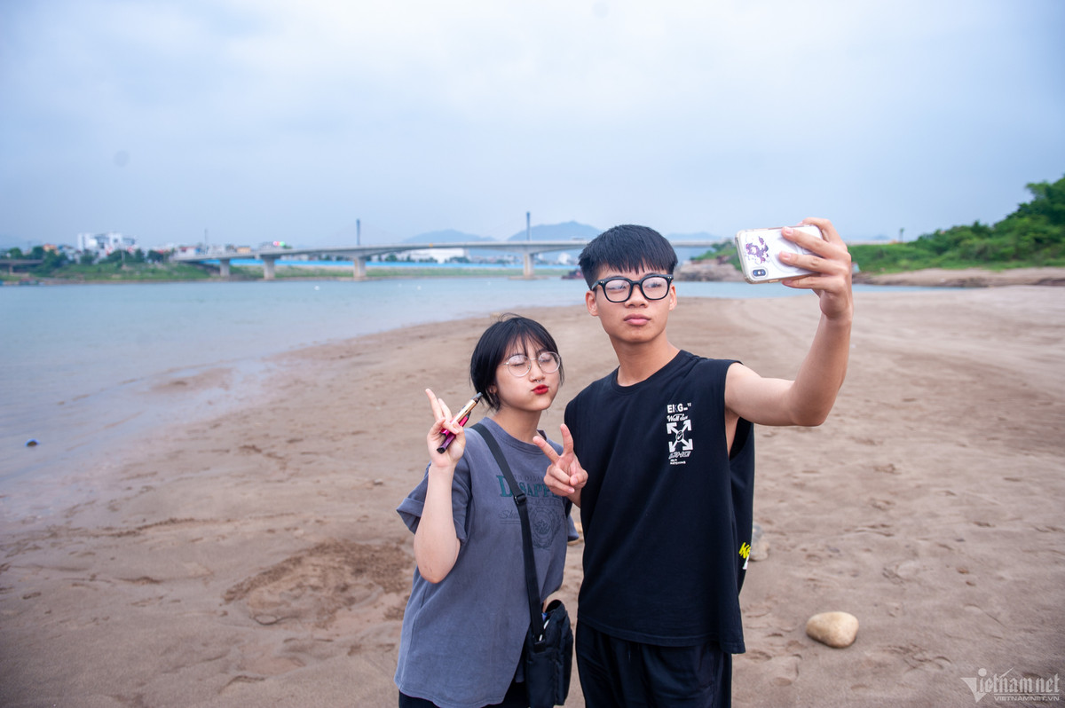 Dạo chơi cùng bạn, Nguyễn Huyền (20 tuổi) chia sẻ: "Đã từ rất lâu em mới thấy lòng sông Đà cạn như vậy, những bãi cát dài như bãi biển, nước nông và mát".