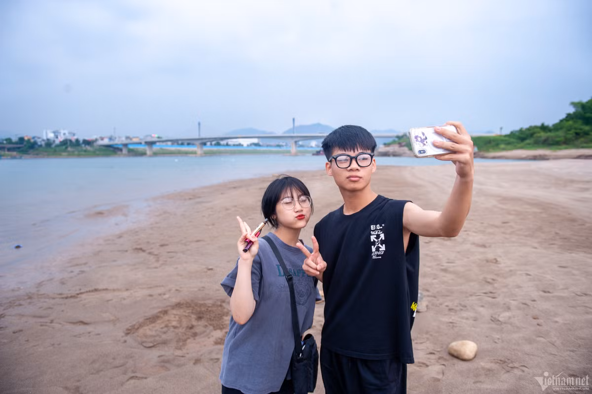 Dạo chơi cùng bạn, Nguyễn Huyền (20 tuổi) chia sẻ: "Đã từ rất lâu em mới thấy lòng sông Đà cạn như vậy, những bãi cát dài như bãi biển, nước nông và mát".