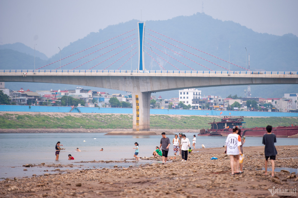 Những ngày này, dưới chân cầu Hòa Bình 2, người dân thoải mái tản bộ dưới lòng sông.