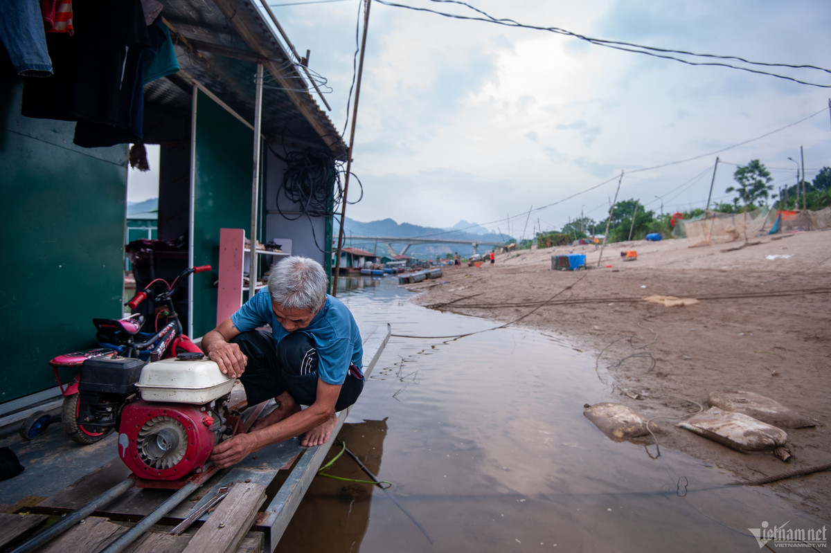 Ông Nguyễn Xuân Hòa, đã hàng chục năm sống trên dòng sông Đà, làm nghề chài lưới cho biết: "Từ đầu mùa nắng đến nay tôi đã gãy mất 5 chiếc chân vịt động cơ xuồng vì bị va vào đáy sông. Mực nước quá cạn, tôm cá cũng ít đi hẳn, cuộc sống của tôi cũng vì thế mà trở nên khó khăn", ngư dân cao tuổi nói.