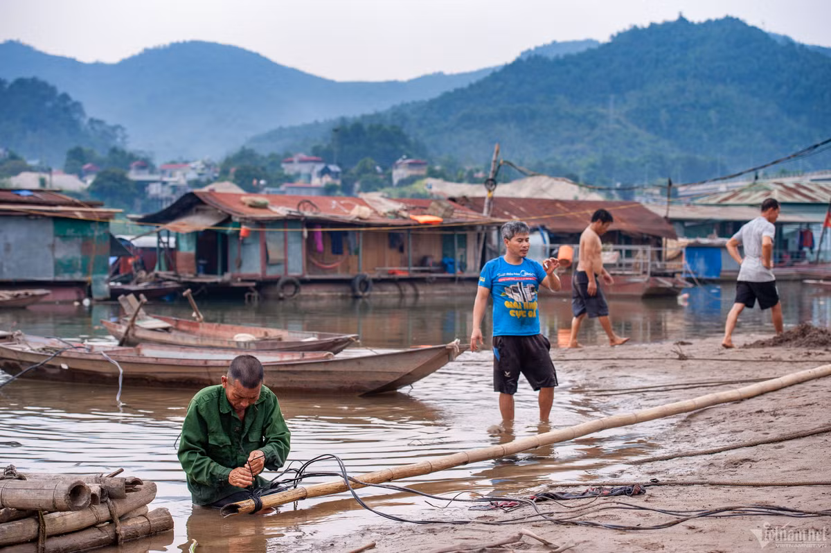 Ông Ngô Văn Thông cho biết, sống ở xóm phao đã hơn 40 năm bây giờ mới thấy sông Đà cạn trơ đáy kỷ lục như vậy.