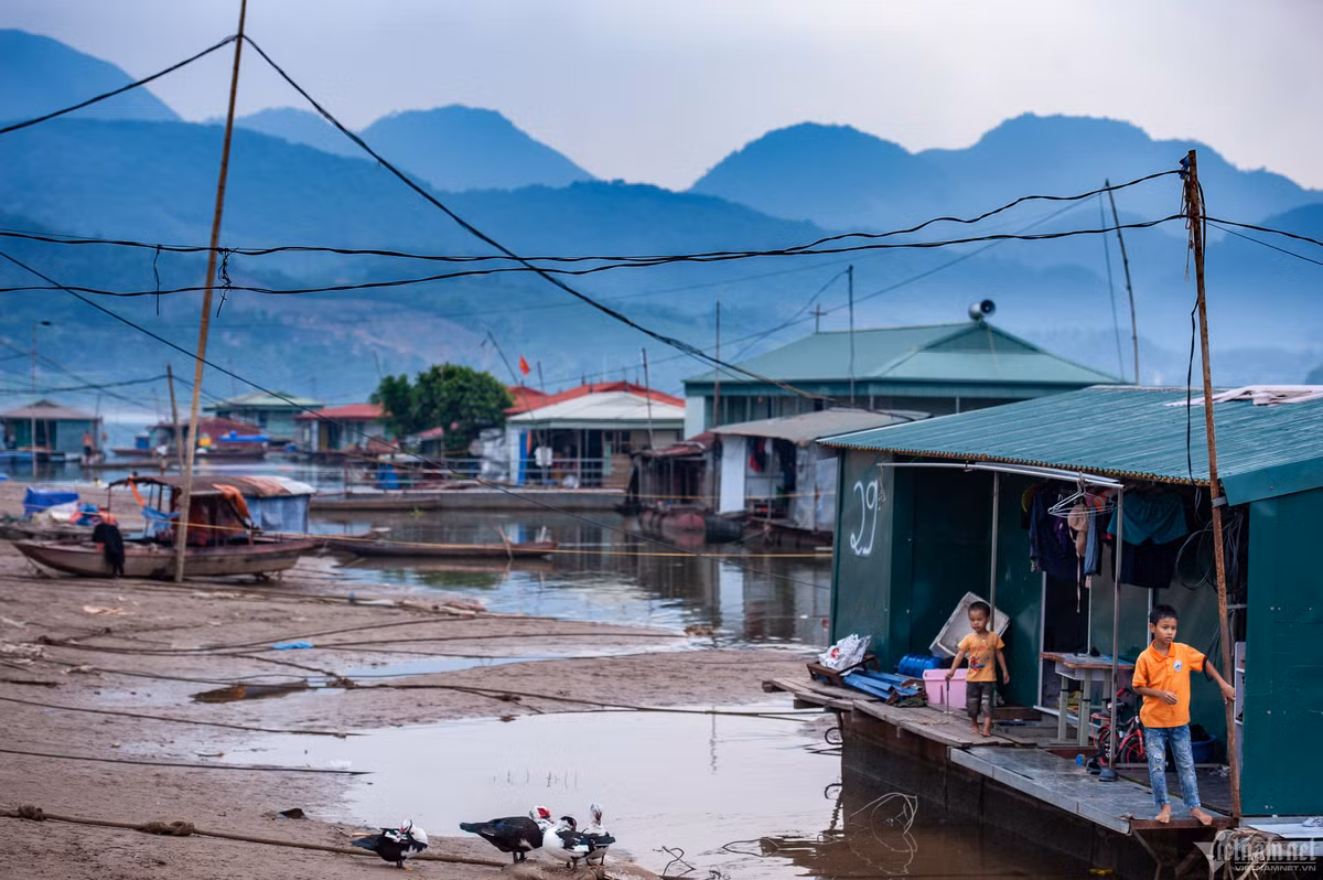 Cách chân đập Thủy điện Hòa Bình hơn 5km về phía hạ nguồn, cuộc sống người dân xóm phao (tổ 14, phường Thịnh Lang, TP Hòa Bình) bị ảnh hưởng nặng nề. Những ngôi nhà phao chạm đáy, dòng nước không lưu thông, môi trường sống càng thêm ô nhiễm.