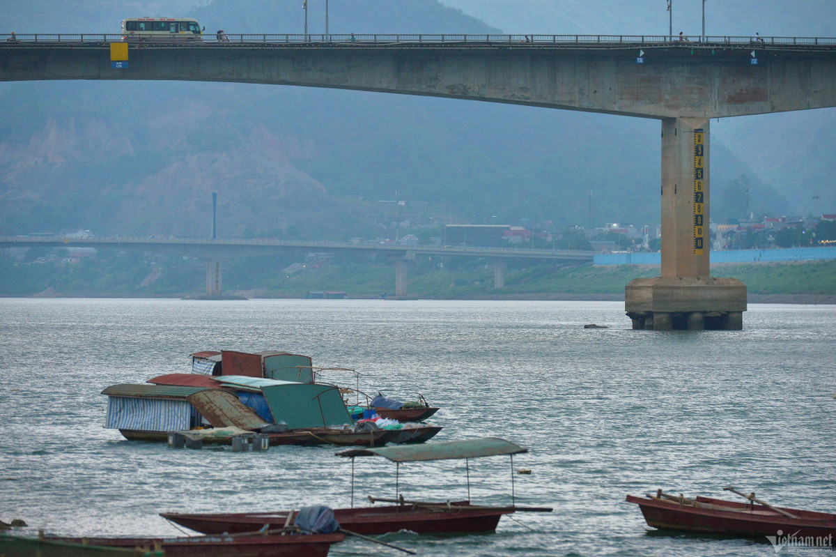 Nước nông khiến nhiều ghe xuồng phải nằm bờ, trụ cầu Hòa Bình 1 lộ trơ cọc móng.