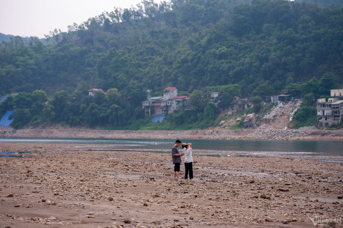 Những bãi sỏi đá nhô lên trở thành địa điểm vui chơi của người dân.