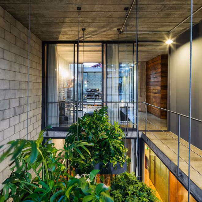 Bên cạnh các khoảng xanh mang tính điểm nhấn, các không gian sống trong nhà được thiết kế nhẹ nhàng, hiện đại. Đặc biệt trong khu vực sinh hoạt chính của các thành viên lại tiếp tục có thêm một mảnh vườn nhỏ với nhiều loại cây cảnh. Rõ ràng, cảm giác có thể kết nối với thiên nhiên từ mọi góc nhà rất dễ chịu.