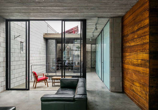 Từ xưa đến nay, cây xanh luôn là giải pháp lý tưởng cho mọi không gian để giúp nơi ở tươi mới. Và rõ ràng ngôi nhà này chính là minh chứng hùng hồn, sắc xanh của cây cối đã khiến ngôi nhà không điểm nhấn trở nên đẹp và thu hút vô cùng.