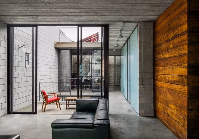 Từ xưa đến nay, cây xanh luôn là giải pháp lý tưởng cho mọi không gian để giúp nơi ở tươi mới. Và rõ ràng ngôi nhà này chính là minh chứng hùng hồn, sắc xanh của cây cối đã khiến ngôi nhà không điểm nhấn trở nên đẹp và thu hút vô cùng.